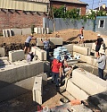 Установка бетонных блоков под фундамент